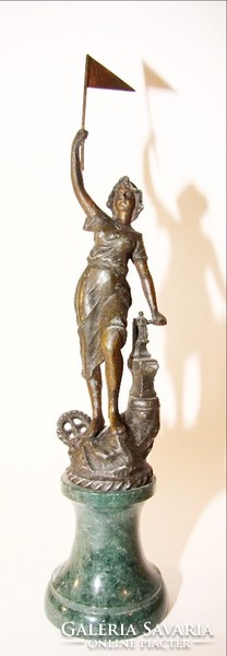 A győztes női szobor