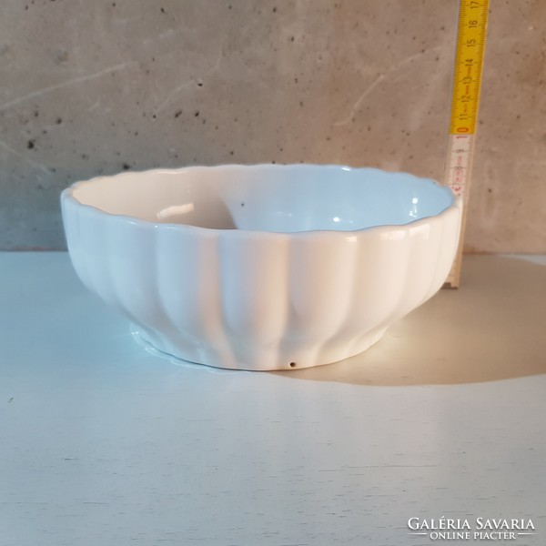 Porcelain garnished with ribbed surface (466)
