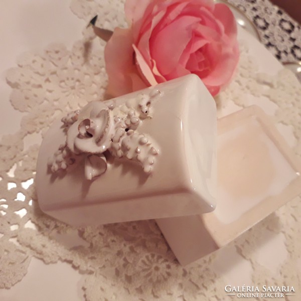 Small ceramic jewelry box