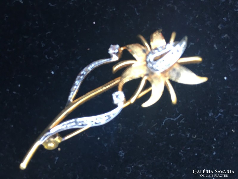 Aranyozott ezüst virág kitűző-fémjelzett