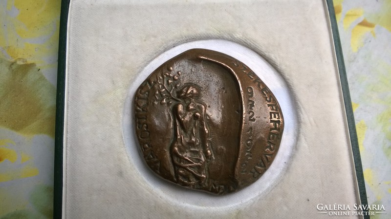 Jelzett- bronz relief-plakett