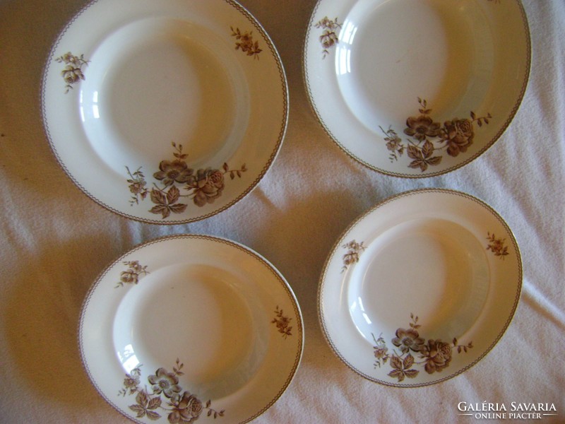 CCA 1850-1898 böl származó majolika tányérok 4 db nagyméretű kézzel festett.