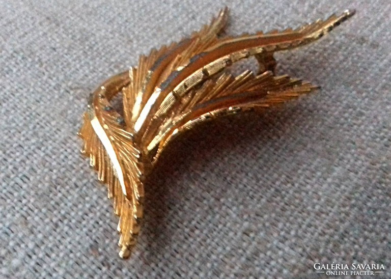 A gilded leaf-shaped brooch in nice condition