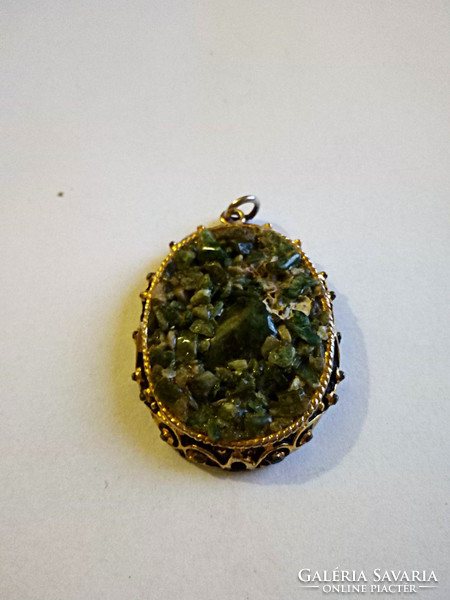 Retró olivazöldkövecskés medál 134.