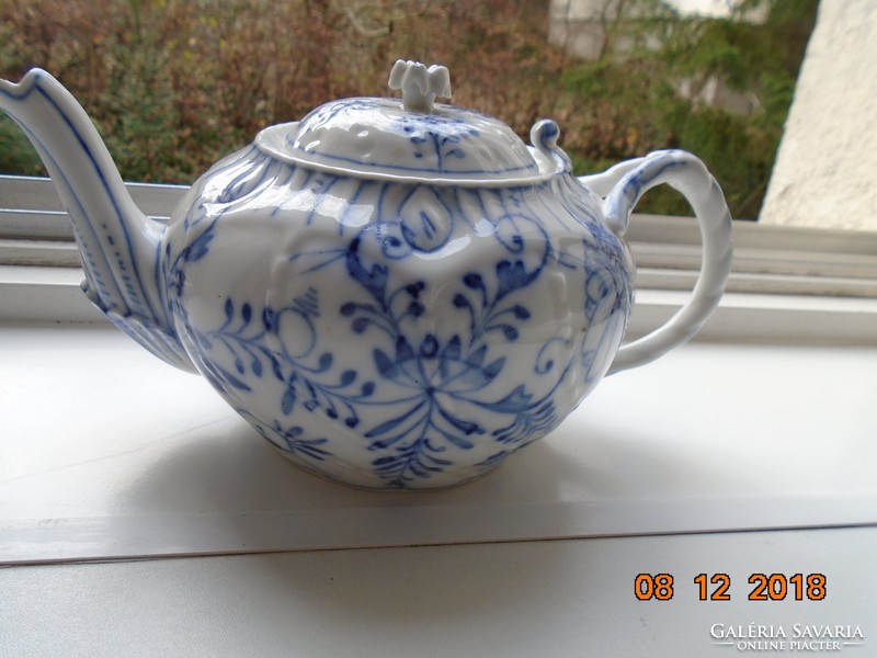 Dombor rokokó mintákkal,muzeális,a Meisseni Kék Hagyma egyik változatával,tea kiöntő