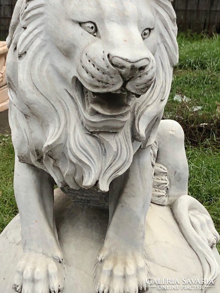 A pair of ruling marble lions