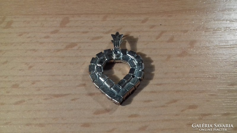 Fekete és fehér kövekkel díszített szív alakú csillogó medál 095