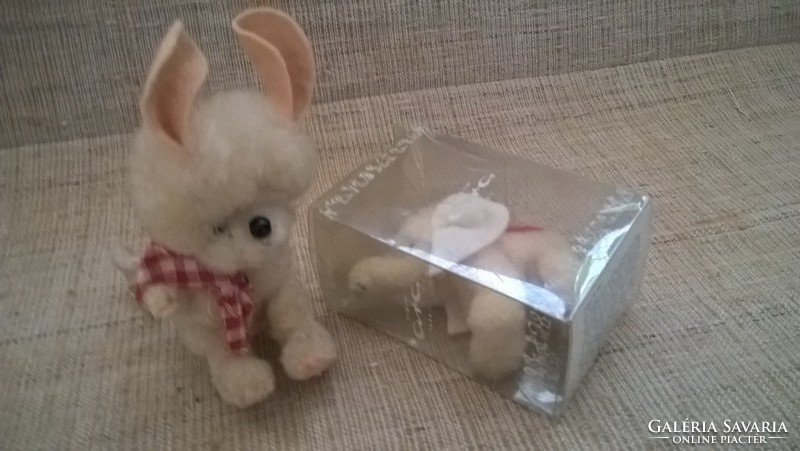 A mouse and an elephant bent from old woolen wire in a box