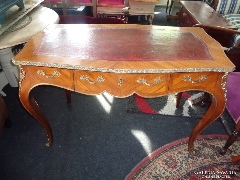 Antik bőrbetétes XV. Lajos stílusú íróasztal.