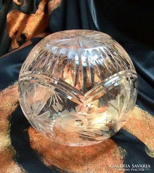 Csiszolt kristályszerű gömbölyű váza nagyon szép!