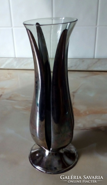 Fém kehelyben üveg váza, 17,5 cm magas