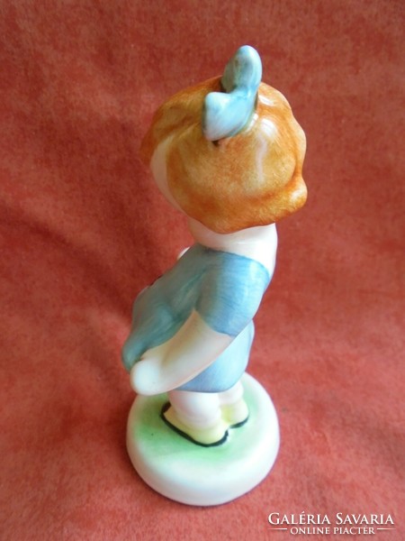 Bodrogkeresztúri kék ruhás katicás kislány porcelán figura