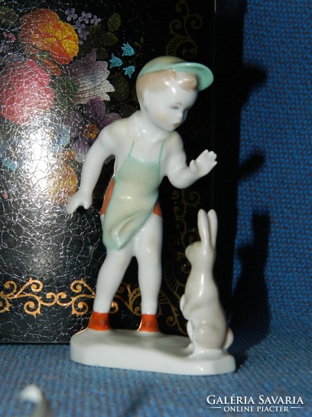 Aquincum porcelán szobor, fiú nyuszival