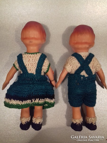 Antik régi gumi baba babaházi figura kettő darab kézzel készült  horgolt ruhában 14 cm