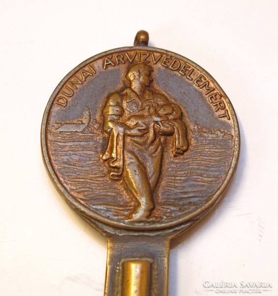 Medal, key for flood protection on the Danube.