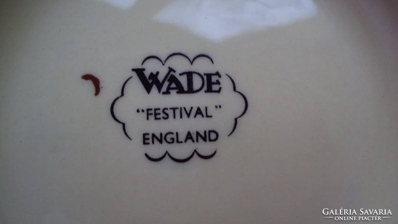 Emlékkupa plasztikus figura mintával,(Wade festival jelképpel) dús,girlandos aranyozással díszítve.