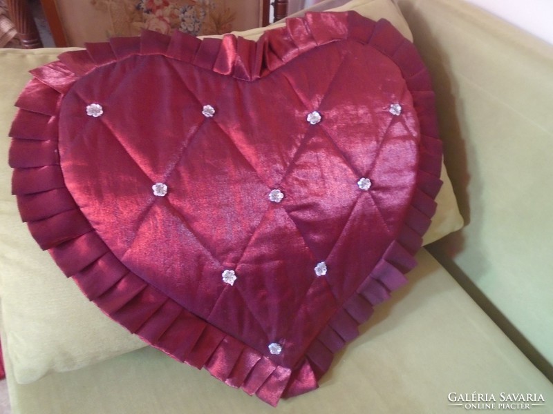 Huge, new, sequined burgundy frilly heart-shaped pillowcase. 62 X 62 cm.