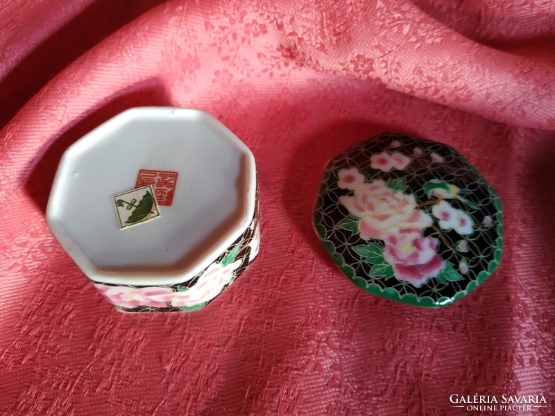 Ring holder with porcelain lid