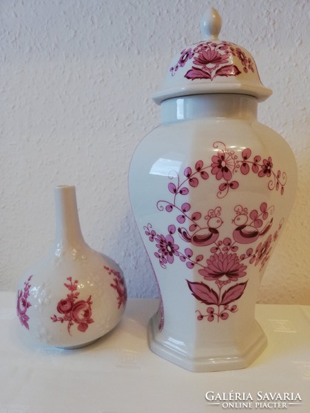 Fedeles és egyszálas porcelán váza párban bordó virágmotívumos