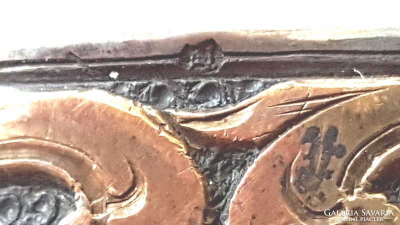Miniatűr ezüst szelence arany vadászjelenettel nyitható fedelén címerpajzs monogrammal
