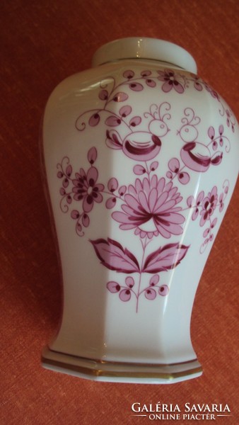 NÉMET,osztott felületű,bordó virágmintás,kézzel festett porcelán váza.(javított)