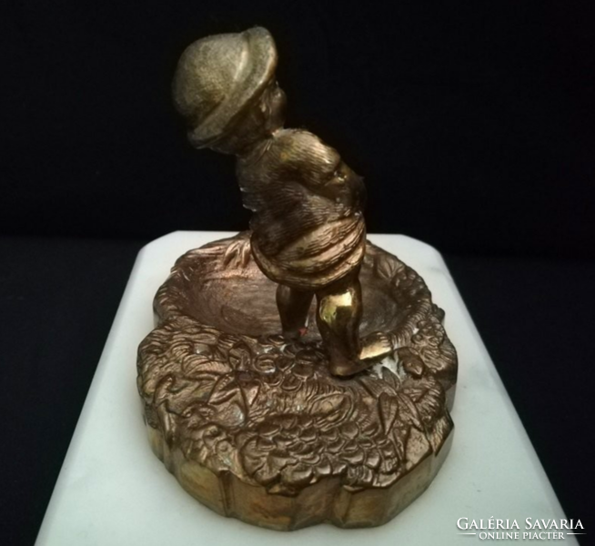 Bronze statuette on a marble base, leaf weights 