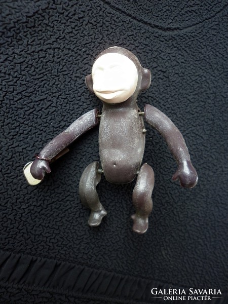 Kulccsal felhúzható bukfencező majom
