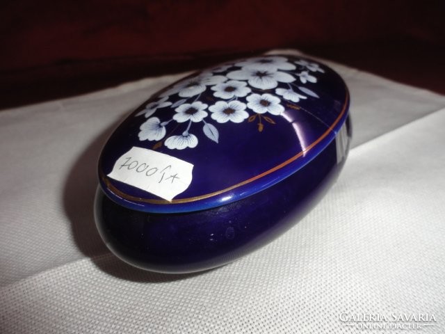 Raven house porcelain bonbonier box with white floral pattern on a blue background. He has!