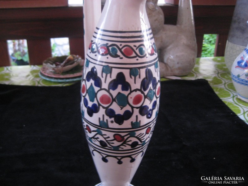 Régi , szép formájú , kézzel festett  , 32 cm es  váza ,jelzés nélkül