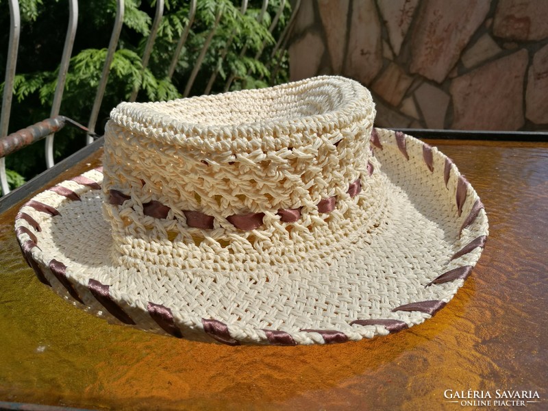 Women's straw hat with ribbon