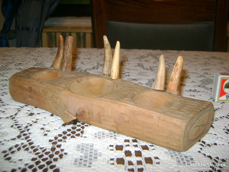 Régi, fából faragott asztali fűszertartó