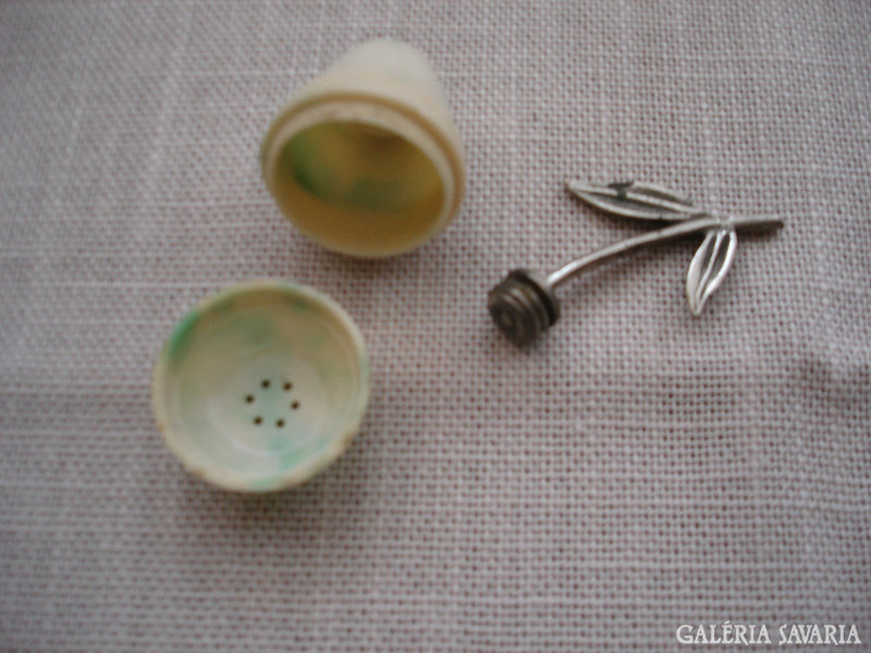 Retro! 3 Salt and pepper shakers that can be disassembled into parts