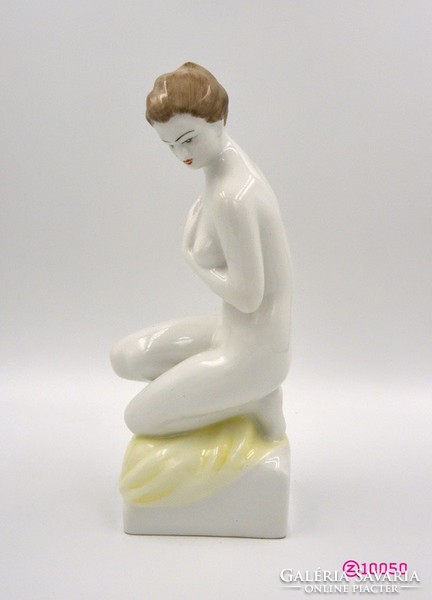 Hollóházi női akt, porcelán kisplasztika.