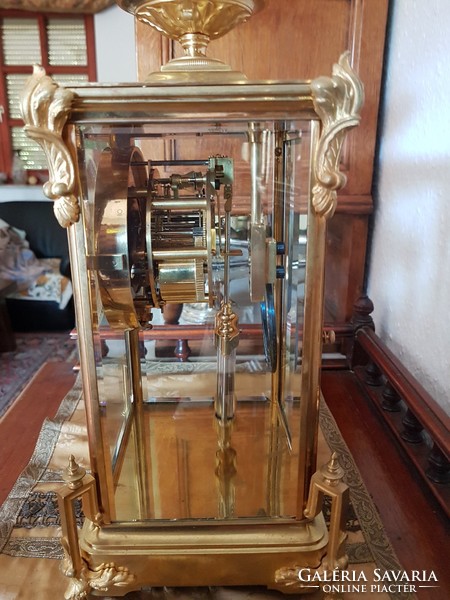 Delicate, elegant table clock