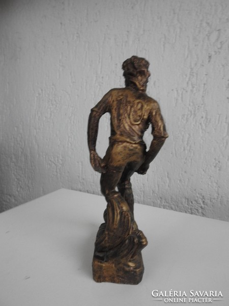 Bronzírozott szobor: Focista 10-es számú mezzel.