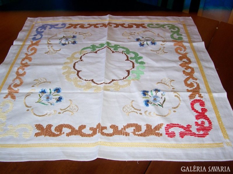 70X70 cm hand-embroidered tablecloth x