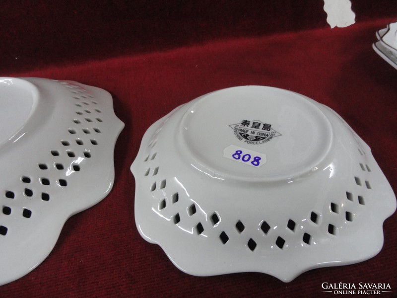 Furnishing porcelain cake bowl with three plates. With openwork border. He has!