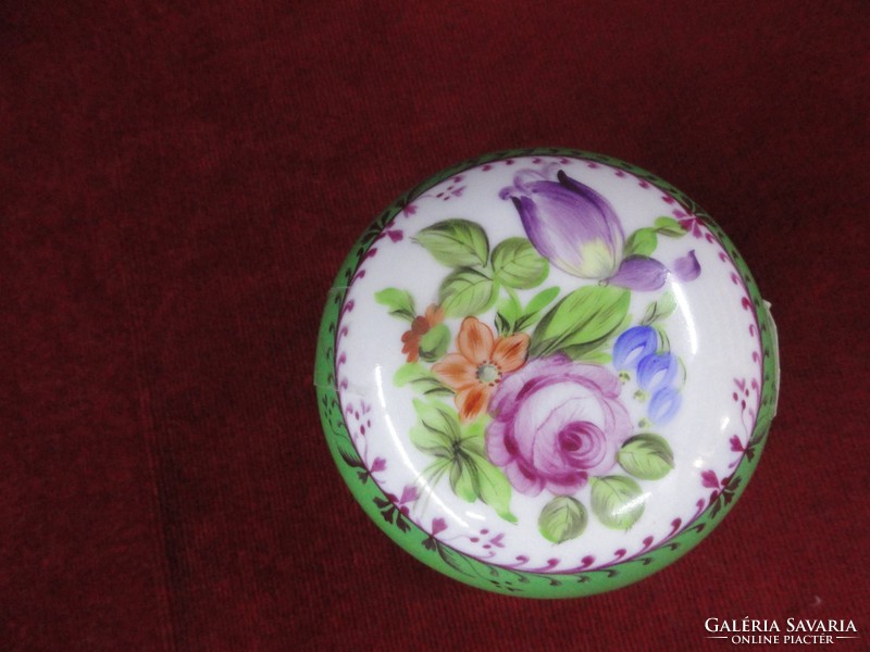 Herend porcelain, bonbonier with base, from 1944. With hand painted rose pattern. He has!