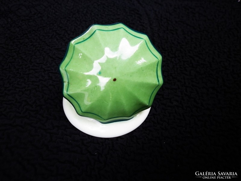 Esernyős nyuszik zöld színű esernyővel