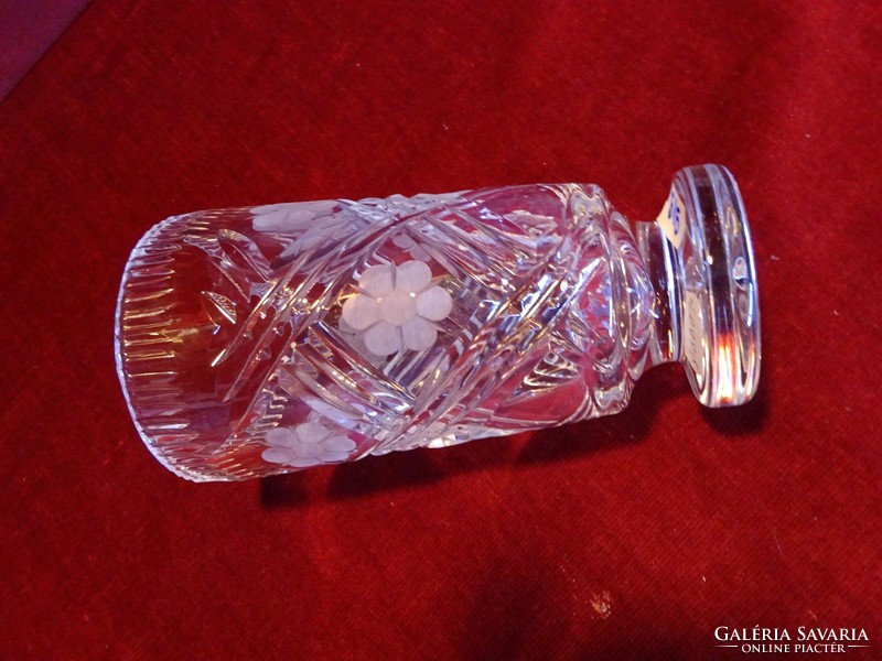 Ólomkristály, kézi csiszolású váza, 18 cm magas, 9 cm átmérővel. Vanneki!