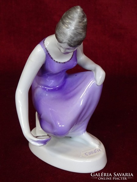 Ravenclaw porcelain figural statue, lady in purple dress. Water immersion 18.5 cm high. He has!