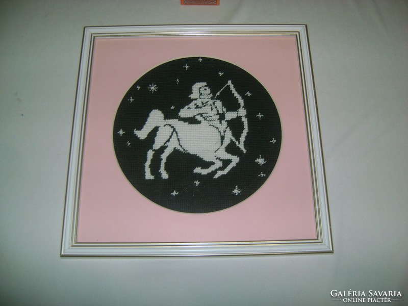 "Nyilas"  horoszkópos falikép keretben, üveg alatt - kézi hímzés