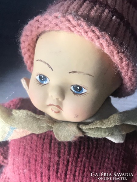 Téli öltözetű régi porcelán baba figura