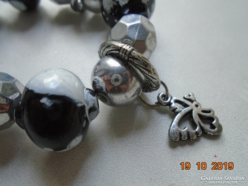Swarovski ezüst színű gyöngyökkel ,fekete fehér mintás gömbökből,karkötő, gyűrűkkel,fügőkkel