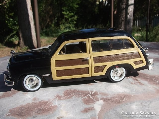 Ford woody wagon 1949 1:24 model car - excellent condition
