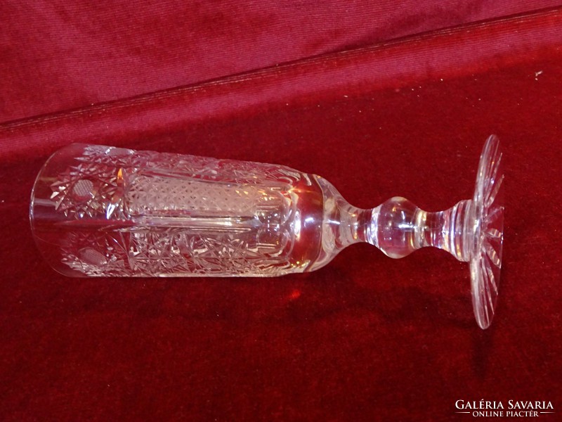Ólomkristály pezsgős pohár, dúsan csiszolt, kézi munka, 18 cm magas, szájátmérő 6 cm. Vanneki!