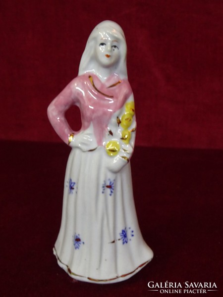 Porcelain figurine holding a bouquet of flowers, the height of the girl is 16.5 cm. He has!