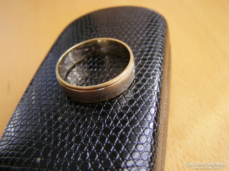 Men's gold wedding ring