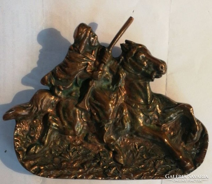 Antik tömör bronz  asztali dísz. Mérete:16×12 cm.