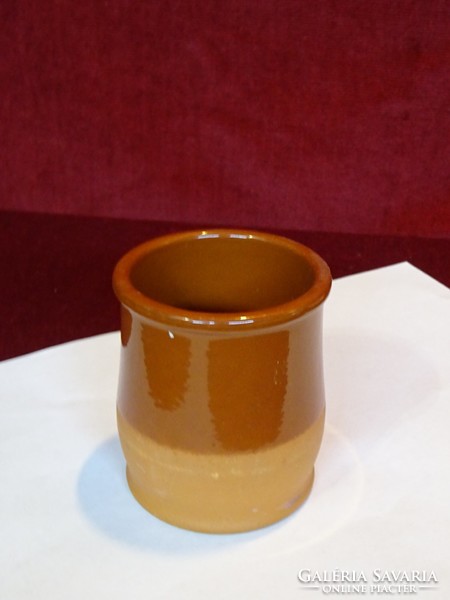 Honey jar in terracotta color. He has!